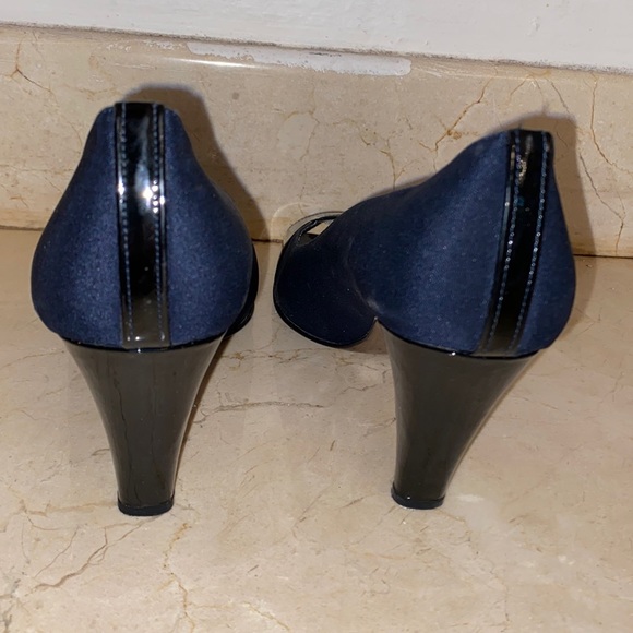 Stuart Weitzman navy ABBA heel - Picture 3 of 6